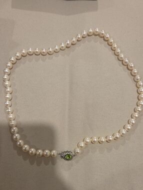 NIB Womens Pearl Necklace With Peridot Pendant Clasp